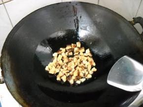 锅中油热，下香菇煎炸至起皱，盛起备用。