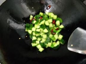 倒入黄瓜翻炒。