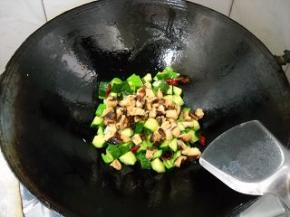 倒入香菇，炒匀。