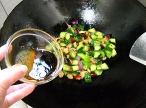 倒入调味汁，快速翻炒。