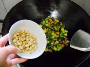 加入花生仁，食材均裹上味汁即可盛入碗中。