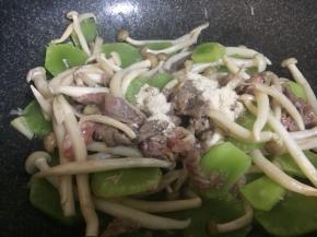 加入少许盐、料酒、鸡粉