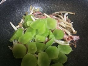 最后倒入切好片的莴笋