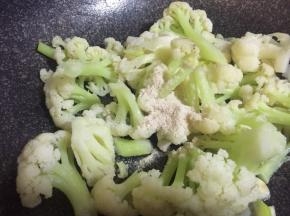 加入少许鸡粉