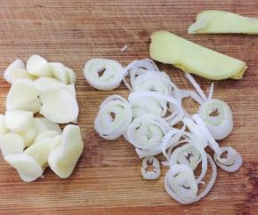 葱姜蒜切好备用