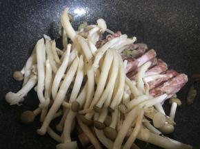 然后加入蟹味菇，翻炒均匀