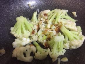 一勺蚝油，然后翻炒均匀