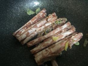 下牛肉卷翻炒两下，不需变色