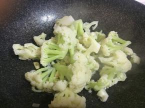 倒入菜花，加少许盐翻炒