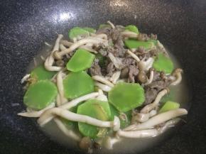 大火翻炒至牛肉变色，加盖子焖三分钟，等食材出汁，莴笋蘑菇变熟