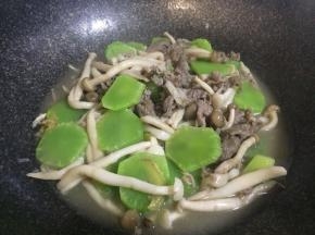 大火翻炒至牛肉变色，加盖子焖三分钟，等食材出汁，莴笋蘑菇变熟