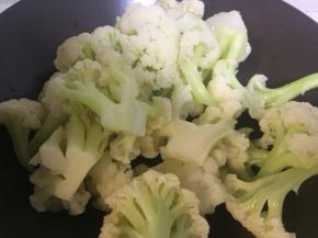 菜花掰成小块，去掉老根，放入热水中绰烫后沥干水分