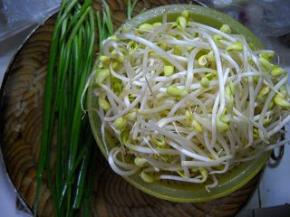 准备好黄豆芽和韭菜。