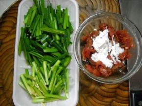 猪肉切丝，用淀粉、生抽拌匀；韭菜洗净、切段；黄豆芽洗净备用。