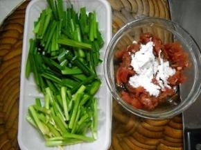 猪肉切丝，用淀粉、生抽拌匀；韭菜洗净、切段；黄豆芽洗净备用。