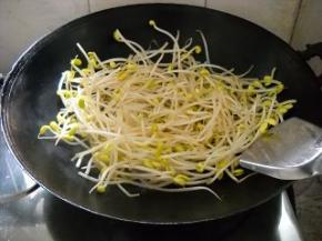 黄豆芽入干锅煸炒至软，盛起。