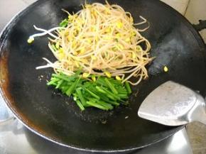 再倒入韭菜叶，加盐，翻炒均匀。