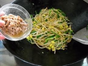 倒进肉丝，加入胡椒，炒匀；调好味盛入盘中。