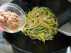 倒进肉丝，加入胡椒，炒匀；调好味盛入盘中。