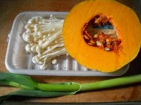 准备好南瓜、金针菇、挂面、大蒜。