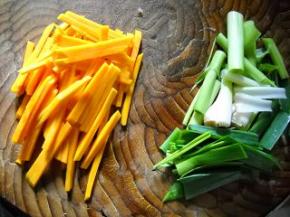 南瓜去皮，洗净切丝；青蒜洗净切段备用。