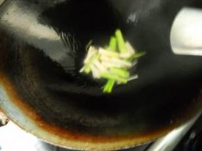 锅中油热，下青蒜炒香。