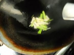 锅中油热，下青蒜炒香。