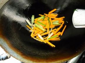 倒入南瓜，加少许盐，翻炒均匀。