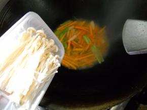 倒入金针菇炒匀，调好味盛起备用。