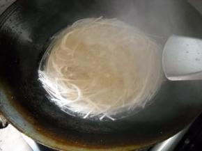 锅中水开，下入挂面。