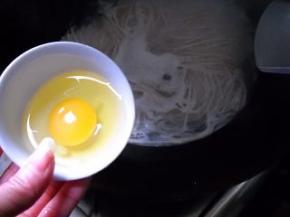 倒入鸡蛋，煮熟。
