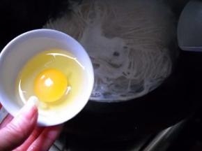 倒入鸡蛋，煮熟。
