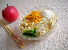 煮好的面条盛入碗中，淋上炒好的南瓜金针菇。