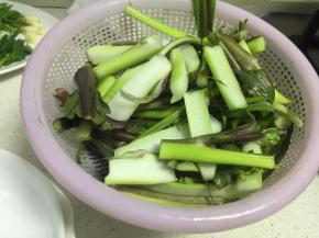 先把菜苔摘好洗净。