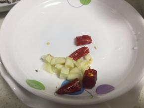 大蒜和干辣椒切好备用