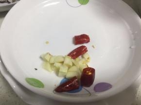 大蒜和干辣椒切好备用