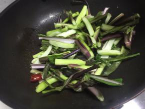 蒜和辣椒煸炒出香味，把洗净的菜苔加入翻炒