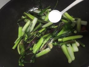 翻炒至微软，加入适量的盐~