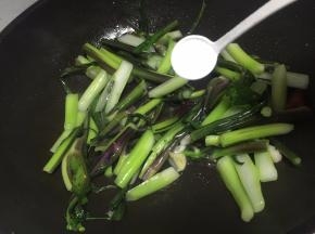 翻炒至微软，加入适量的盐~