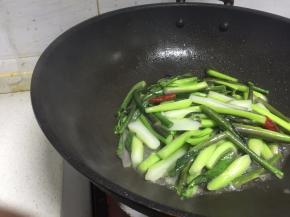 翻炒匀煮一小会就即可出锅（如菜苔水份干要加少许水）