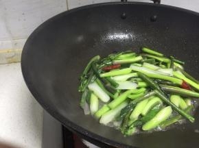 翻炒匀煮一小会就即可出锅（如菜苔水份干要加少许水）