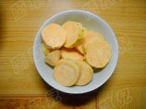 红薯洗净、去皮、切厚片备用。