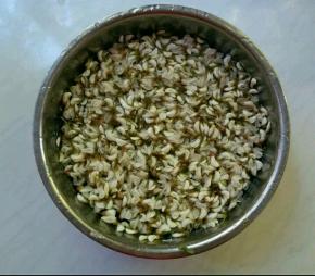 槐花放入淡盐水里泡一会，去除杂质。