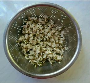 捞出摘洗干净，控干水。