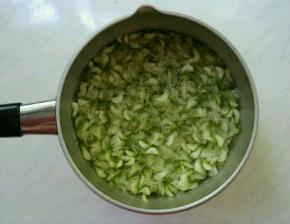 起锅热水，焯烫槐花半分钟 。