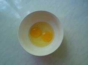 鸡蛋磕开。