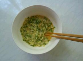 鸡蛋打散，加入半匙盐，料酒半勺，加入槐花，拌匀。