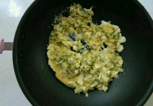 起锅放入1勺油，放入蛋液，用筷子滑炒定型出锅。