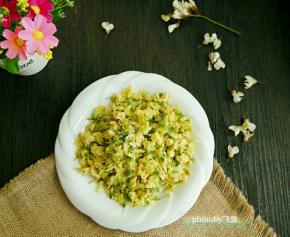 无需过多的调味料，保持槐花的清香。