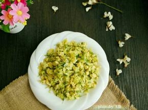 无需过多的调味料，保持槐花的清香。